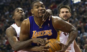 La Lakers Kobe Bryant Scores Late Winner To Beat Toronto Raptors Sport The Guardian