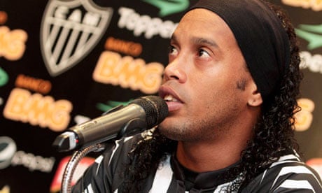 Ronaldinho signs 1-year extension with Atletico