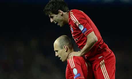 Javi Martínez, right, leaps on Arjen Robben following his goal against Barcelona at Camp Nou