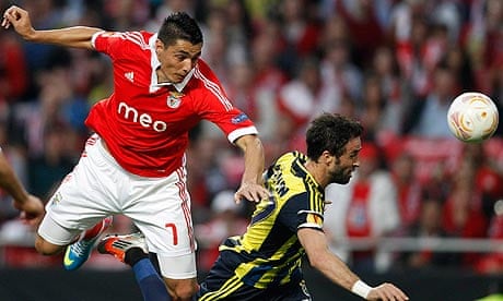 Benfica's Oscar Cardozo fights Fenerbahce's