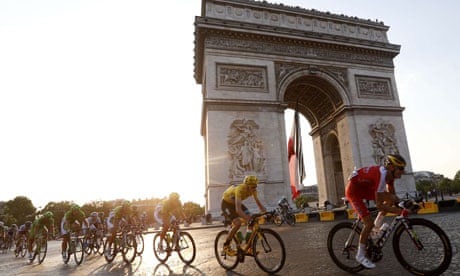 Chris Froome goes past the Arc de Triomphe