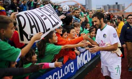 Raúl meets New York Cosmos supporters 