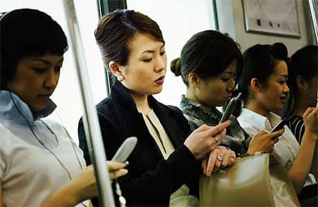 https://i.guim.co.uk/img/static/sys-images/Technology/Pix/pictures/2007/09/26/japanese_commuters460.jpg?width=465&dpr=1&s=none