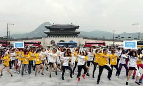 Foreign K-pop fans flashmob in Seoul