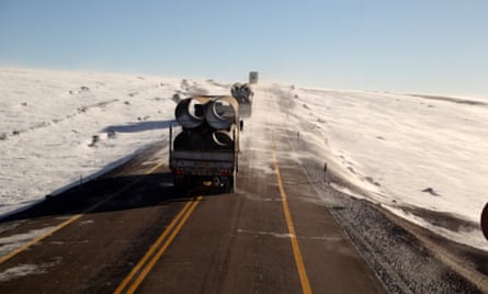 Lorries struggle thru icy winds