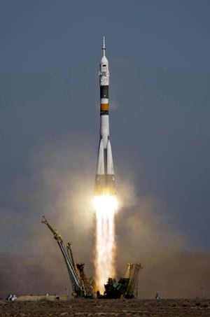 Space tourism: Russian Soyuz TMA-16 spacecraft blasts off
