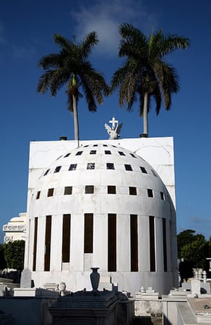 Havana art deco: Catalina Lasa Mausoleum, Columbus Cemetery, Havana