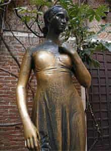 Bronze statue of Juliet in Verona