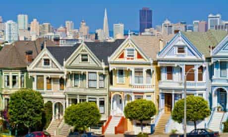 Victorian houses at Alamo Square with the San Francisco skyline