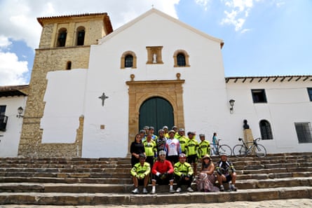 The peloton and crew in Villa de Lleyva
