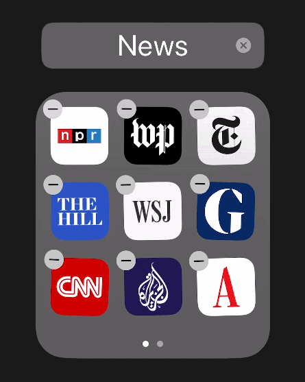 Una carpeta de smartphone con la etiqueta "Noticias" contiene nueve iconos de aplicaciones: NPR, The Washington Post, The New York Times, The Hill, The Wall Street Journal, The Guardian, CNN, Al Jazeera y The Atlantic. Cada icono de aplicación tiene un pequeño círculo gris con un signo menos encima, lo que indica que están en modo de eliminación.