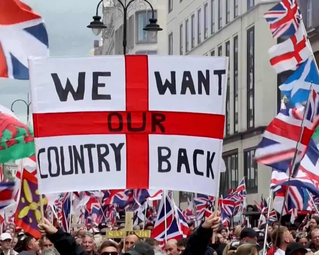 Tens of thousands march through London for far-right and pro-Palestine protests – as it happened | London | The Guardian