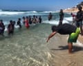 Recuperando infâncias roubadas: aulas de natação são retomadas em Gaza após três anos de guerra