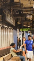 ‘132F’: συναντήστε τον άντρα που φωνάζει τους κολασμένα ζεστούς σταθμούς του μετρό της Νέας Υόρκης