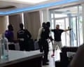 律師指控:遭美國遣返男子在赤道幾內亞遭綑綁、蒙頭、毆打並被推下樓梯