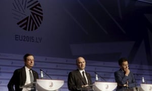 (L-R) European Central Bank President Mario Draghi, European Commissioner for Economic and Financial Affairs Pierre Moscovici, and Minister of Finance of Netherlands and President of the Europgroup Jeroen Dijsselbloem attend a news conference during an informal meeting of Ministers for Economic and Financial Affairs (ECOFIN) in Riga, Latvia, April 24, 2015. REUTERS/Ints Kalnins