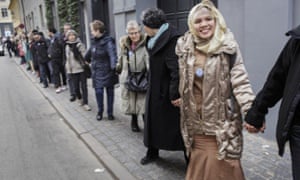 Danish people of Muslim, Jewish and Christian faith form a peace ring around the synagogue in Copenhagen.