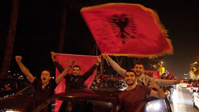 Reciben a albaneses como héroes.