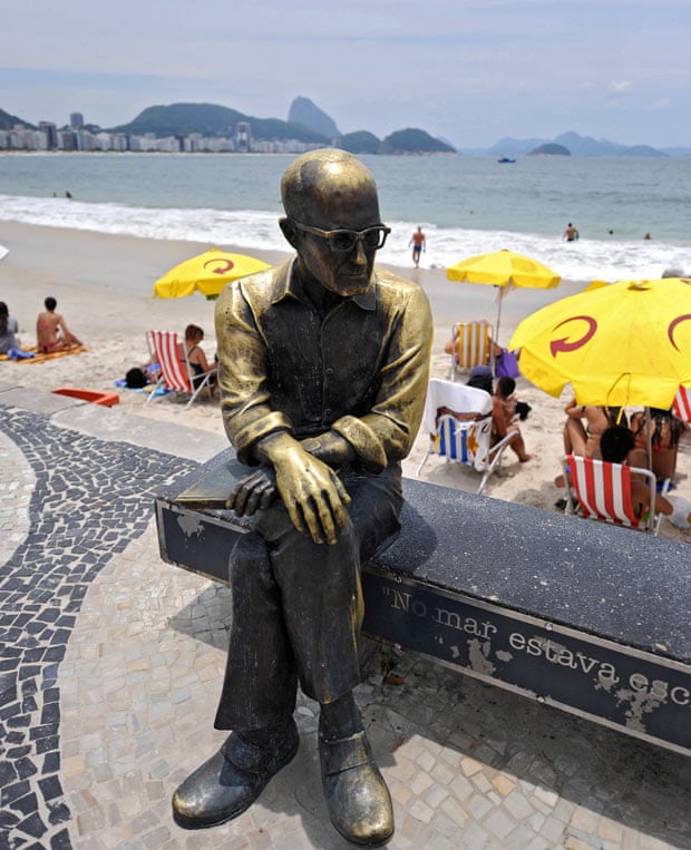 Visão interior ... a estátua de Carlos Drummond de Andrade em frente ao mar, no Rio de Janeiro, Brasil.